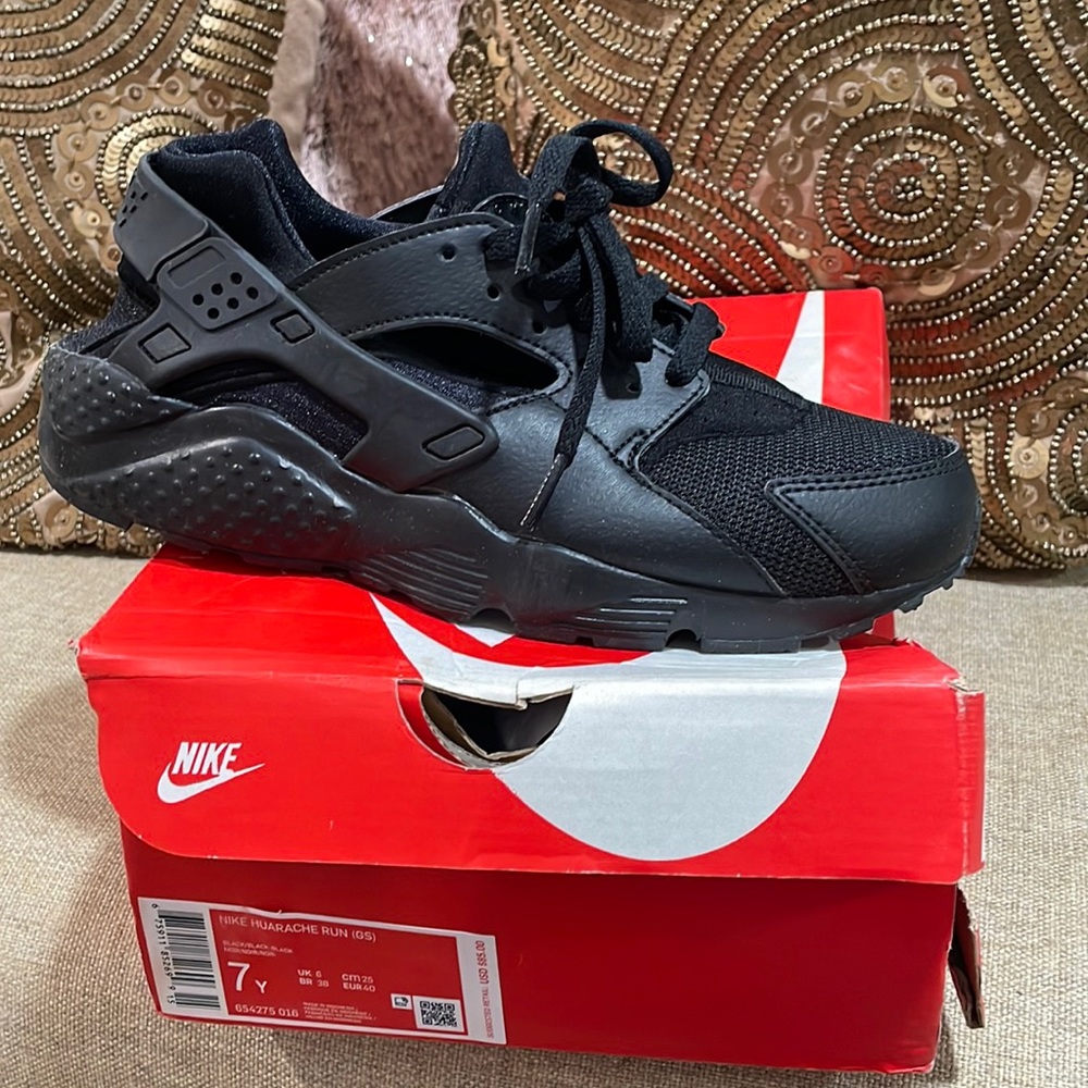 Black Nike Hurrache Sneaker. Worn once. youth size 7.
